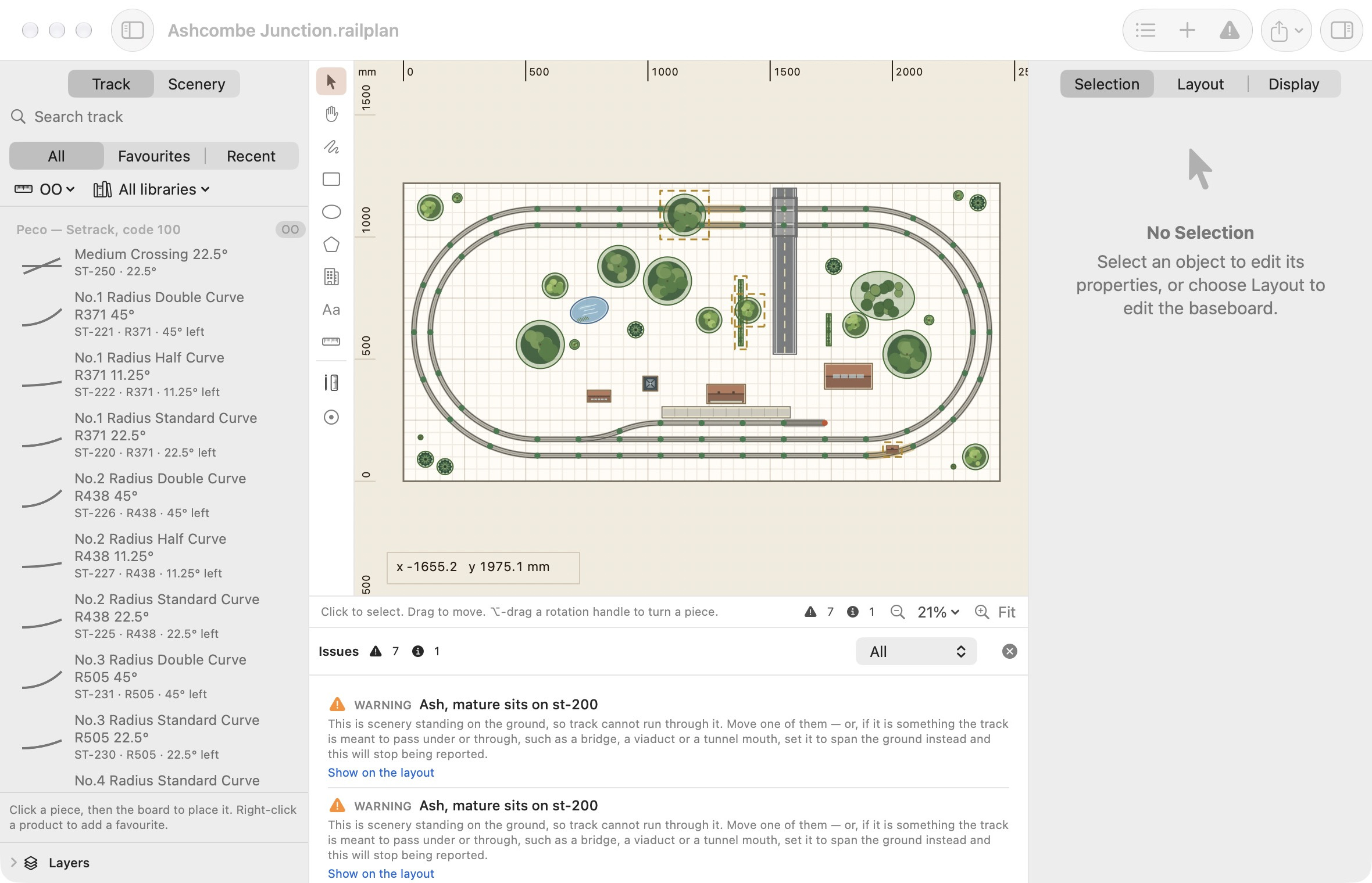 The issues list reporting scenery on the track, with the objects concerned outlined on the canvas